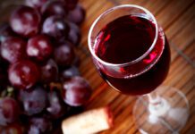 Vino rosso secco: bere vino ogni giorno fa male?